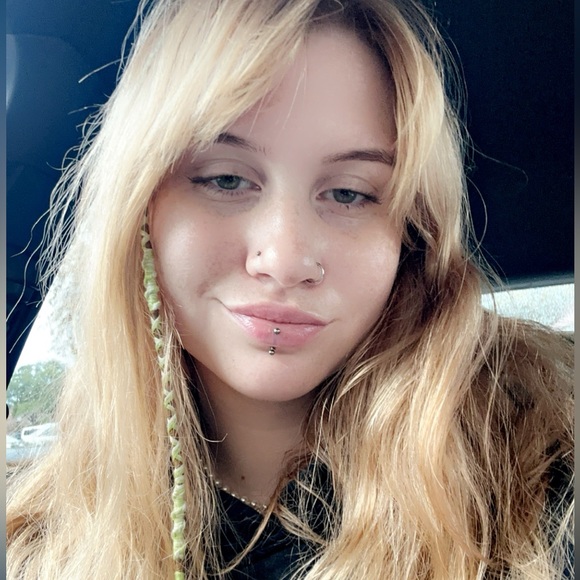 Meet your Posher, Farrah - Picture 1 of 3